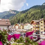 Albergo Canazei Bed & Breakfast