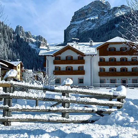 Nocleg ze śniadaniem Albergo Canazei 3*