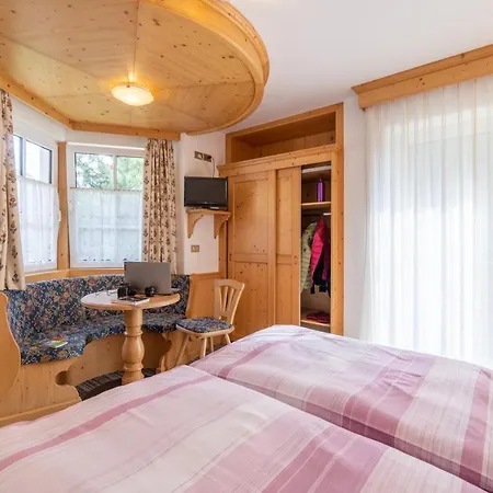 Albergo Canazei 住宿加早餐酒店