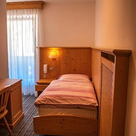 Albergo Canazei Bed & Breakfast 3*