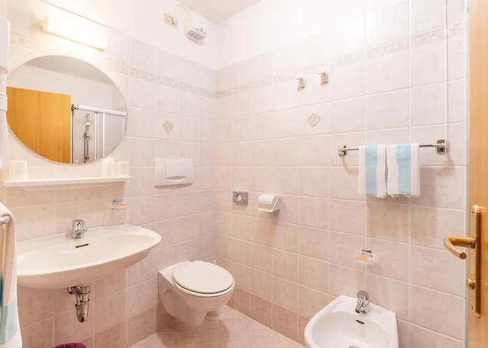 Albergo Canazei 住宿加早餐酒店 卡纳泽伊