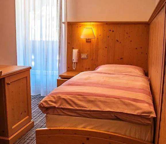 Albergo Canazei 住宿加早餐酒店 3*